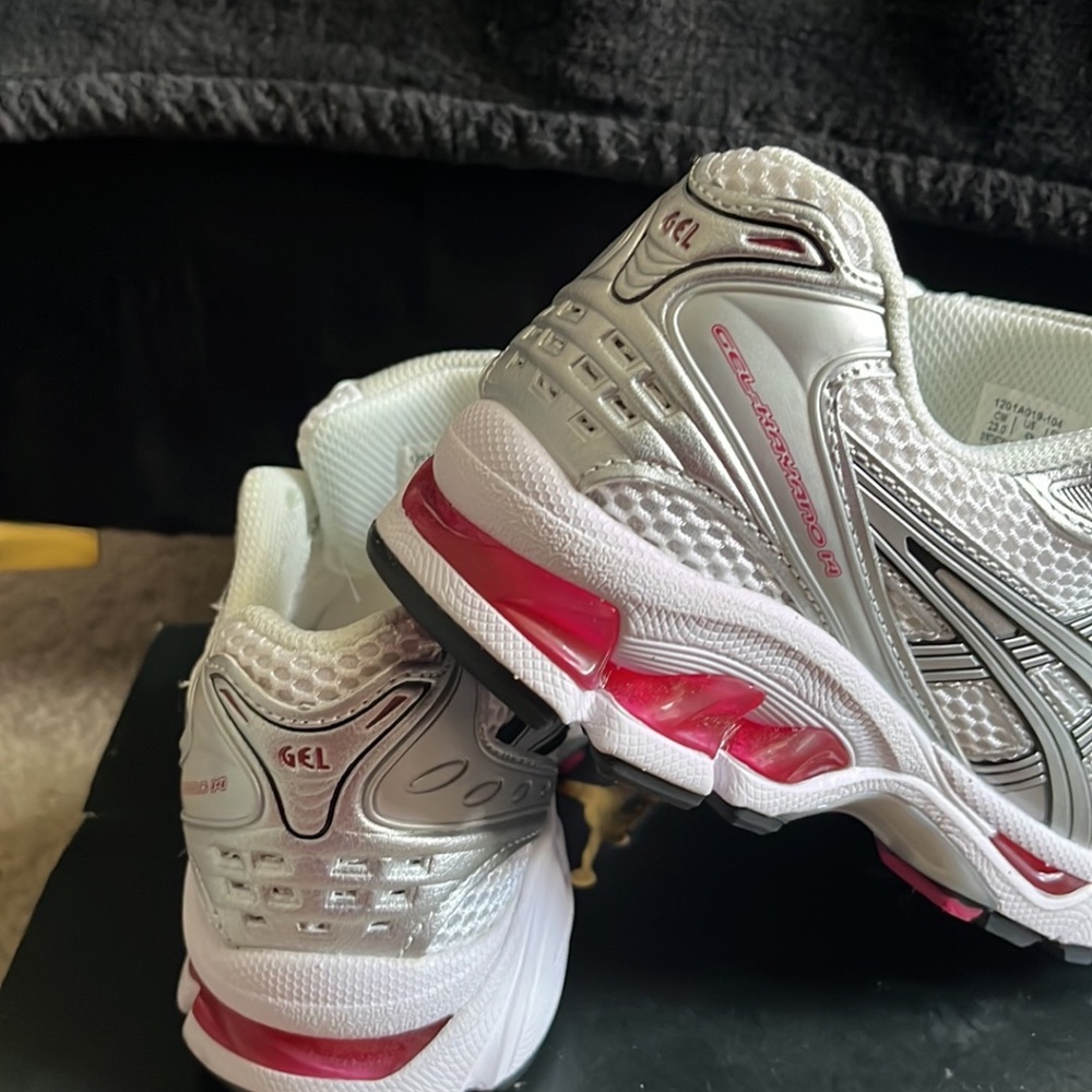 ASICS - Picture 3 of 4